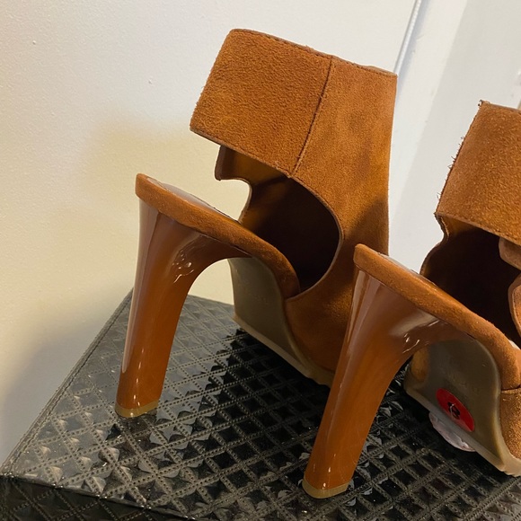 Gorgeous open toe heel with Velcro strap. - Picture 3 of 6